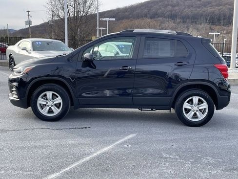 Certified 2022 Chevrolet Trax LT w/ LT Convenience Package image 9