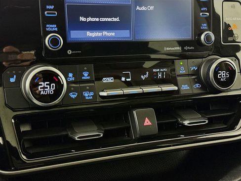 Used 2021 Toyota Highlander XLE image 15