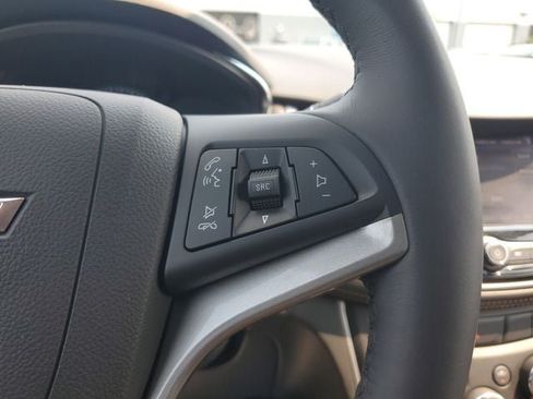 Used 2022 Chevrolet Trax LT w/ Premium Seat Package AWD/4WD image 24