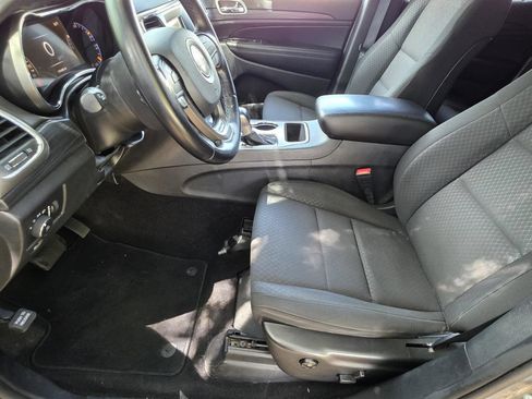 Used 2021 Jeep Grand Cherokee Laredo AWD/4WD image 6