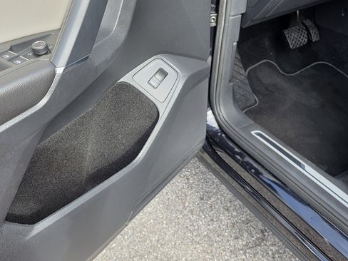 Used 2018 Volkswagen Tiguan SEL Premium image 20