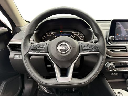 Used 2024 Nissan Altima 2.5 SV FWD image 12