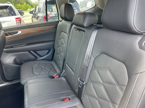 Used 2025 Volkswagen Atlas SE FWD image 12