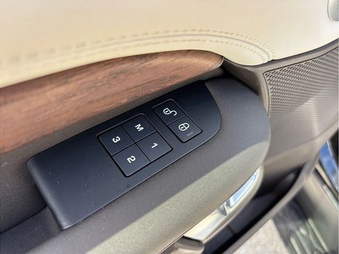 Used 2020 Land Rover Discovery HSE AWD/4WD image 24