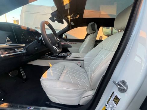 Used 2025 BMW 750e xDrive w/ Premium Package image 7