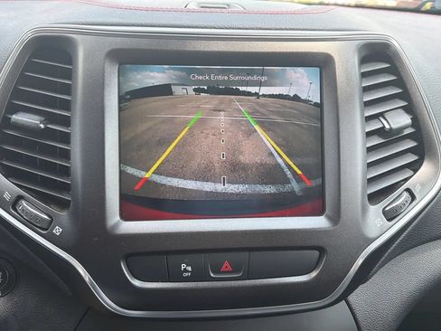 Used 2019 Jeep Cherokee Trailhawk AWD/4WD image 16