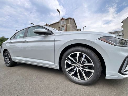 New 2025 Volkswagen Jetta SE image 10