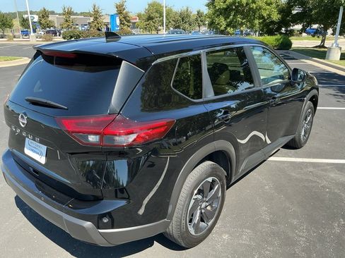 Used 2025 Nissan Rogue SV FWD image 14