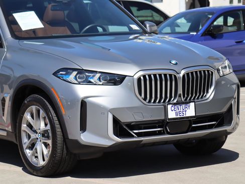 Used 2025 BMW X5 xDrive40i w/ Premium Package image 2