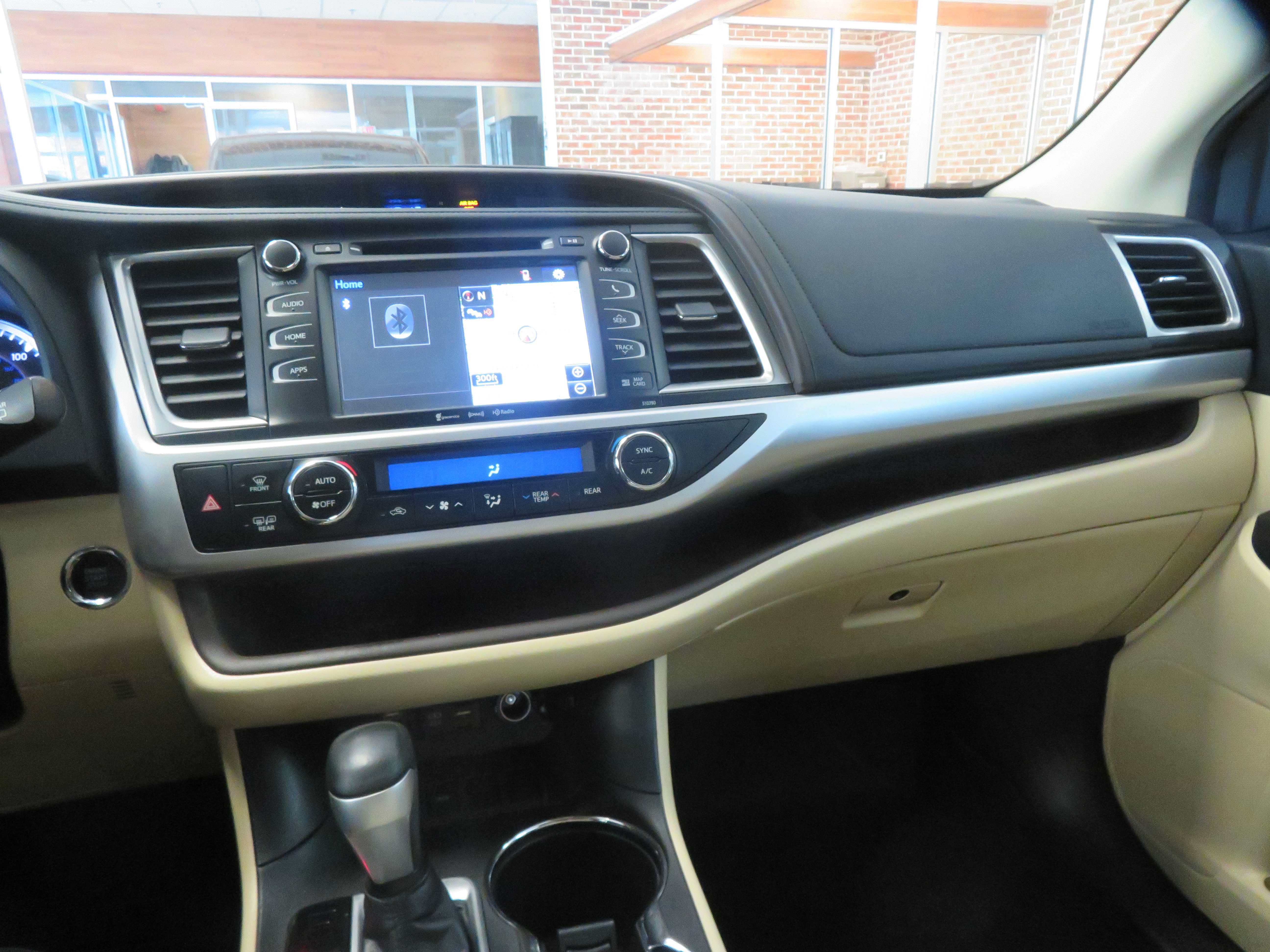 Used 2019 Toyota Highlander XLE FWD image 41