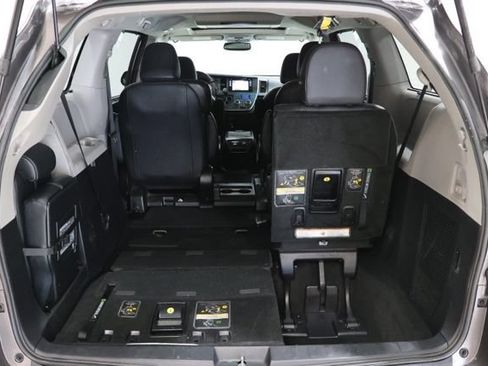 Used 2017 Toyota Sienna SE Premium FWD image 37