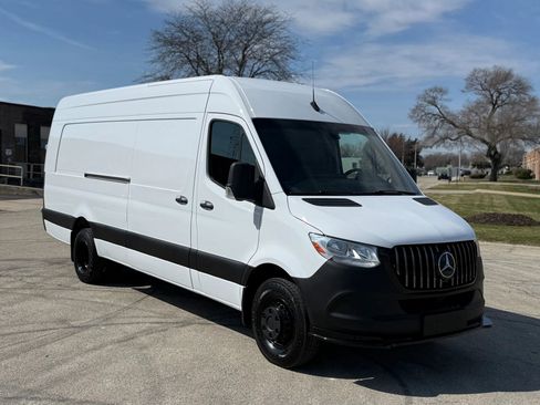 Used 2021 Mercedes-Benz Sprinter 4500 image 1