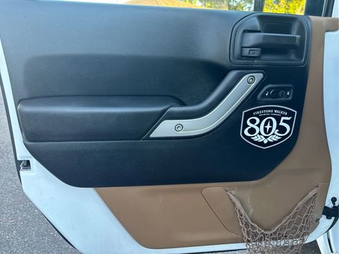 Used 2016 Jeep Wrangler Unlimited Sahara w/ Connectivity Group image 19