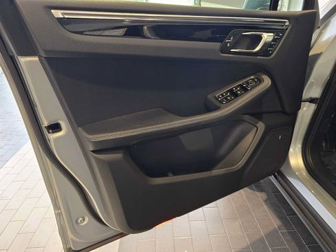 Used 2025 Porsche Macan AWD/4WD image 21