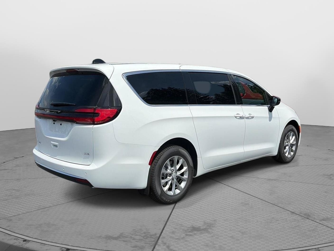 New 2027 Chrysler Pacifica Select AWD/4WD image 7