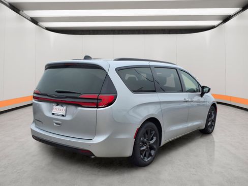 New 2026 Chrysler Pacifica Select w/ S Appearance Package image 6