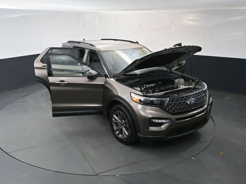 Used 2021 Ford Explorer XLT w/ Equipment Group 202A AWD/4WD image 17