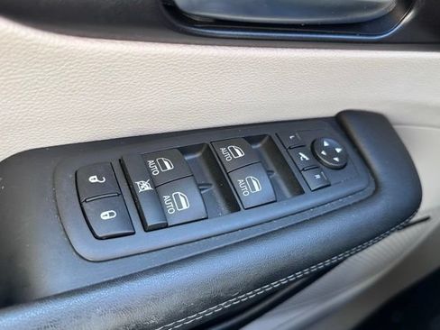Used 2020 Chrysler Pacifica Limited w/ Advanced Safetytec Group FWD image 16