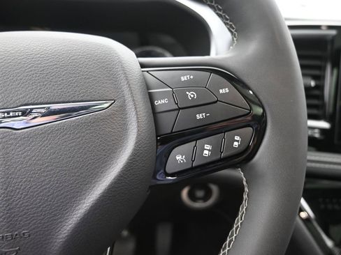 Used 2025 Chrysler Pacifica Limited image 31