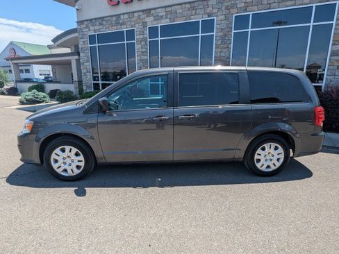 Used 2018 Dodge Grand Caravan SE w/ UConnect Hands-Free Group FWD image 2
