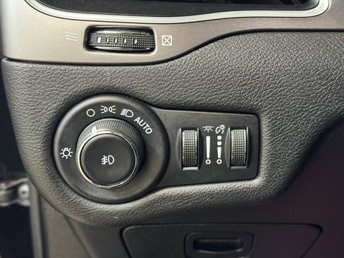 Used 2019 Jeep Cherokee Latitude Plus w/ Cold Weather Group image 26