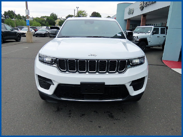Used 2025 Jeep Grand Cherokee Laredo X w/ Trailer Tow Package AWD/4WD image 3
