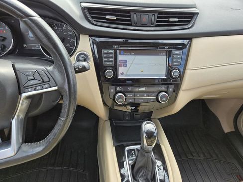 Used 2017 Nissan Rogue SV image 23