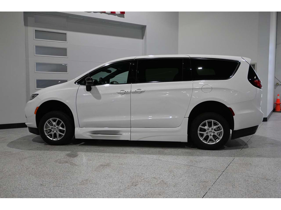 New 2024 Chrysler Pacifica Touring FWD image 9