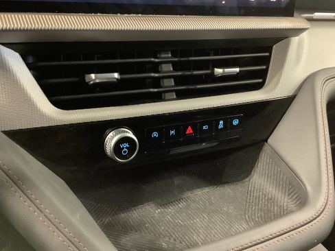 Used 2025 Ford Explorer Active RWD image 16