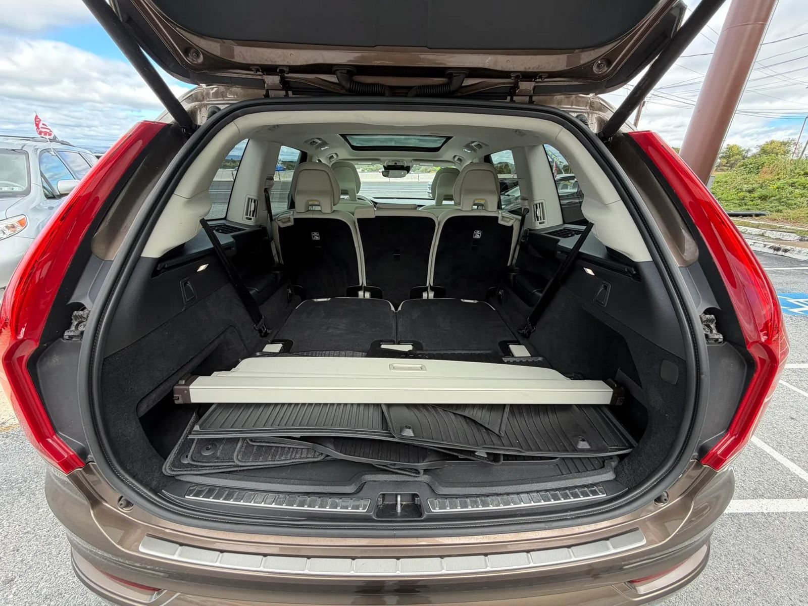 Used 2016 Volvo XC90 T6 Momentum w/ Momentum Plus Package AWD/4WD image 23