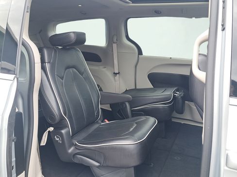 Used 2023 Chrysler Pacifica Limited FWD image 13