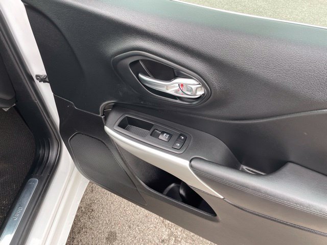 Used 2018 Jeep Cherokee Overland w/ Technology Group AWD/4WD image 45