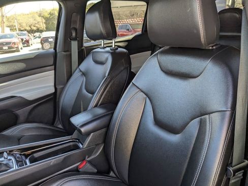 Used 2025 Jeep Compass Limited image 11