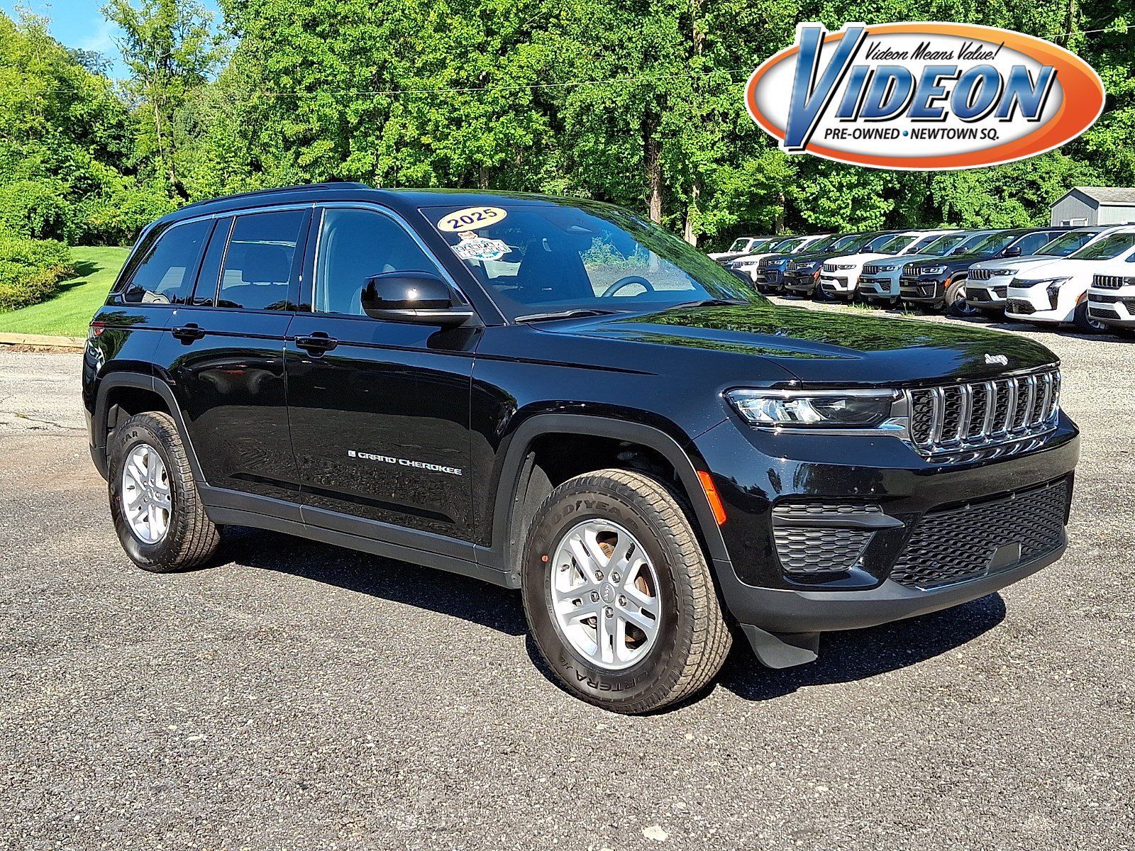 Certified 2025 Jeep Grand Cherokee Laredo w/ Luxury Tech Group I AWD/4WD image 1