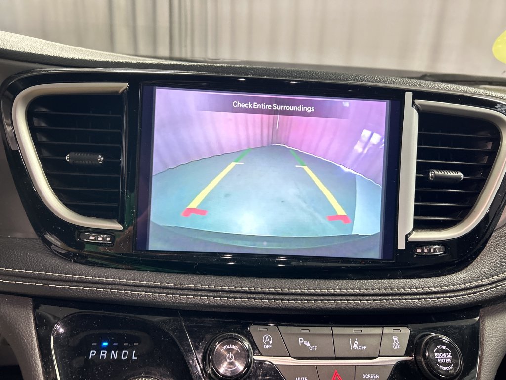 Used 2025 Chrysler Pacifica Select w/ Uconnect Theater Family Group FWD image 18