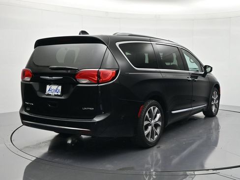 Used 2017 Chrysler Pacifica Limited w/ UConnect Theater Package FWD image 5