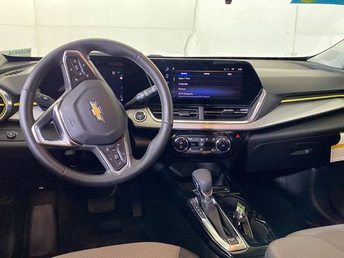 Used 2024 Chevrolet Trax LT w/ Driver Confidence Package FWD image 30