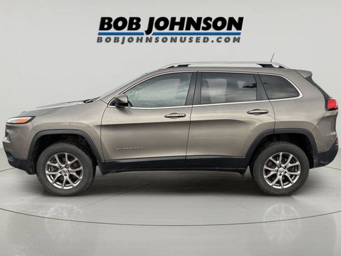 Used 2018 Jeep Cherokee Latitude Plus w/ Cold Weather Group AWD/4WD image 6
