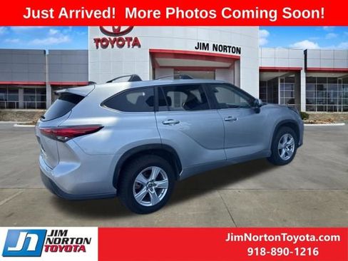 Used 2023 Toyota Highlander LE image 3