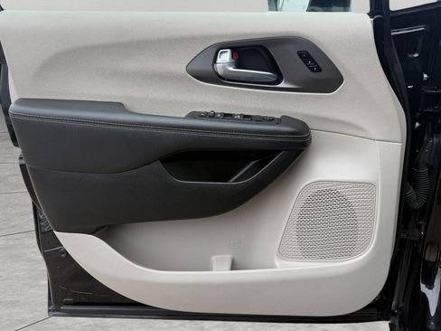 Used 2024 Chrysler Pacifica Touring-L image 21