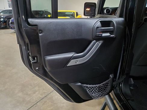 Used 2015 Jeep Wrangler Unlimited Rubicon w/ Connectivity Group image 29