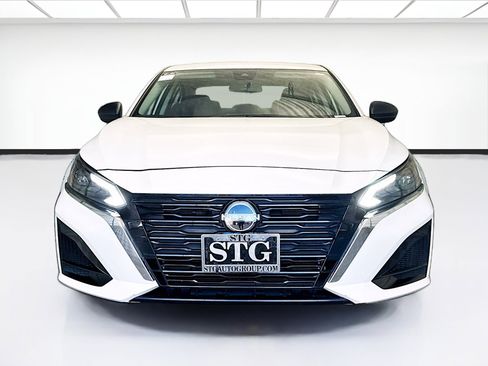 Used 2024 Nissan Altima 2.5 SV FWD image 2