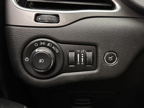 Used 2019 Jeep Cherokee Limited w/ Technology Group FWD image 23