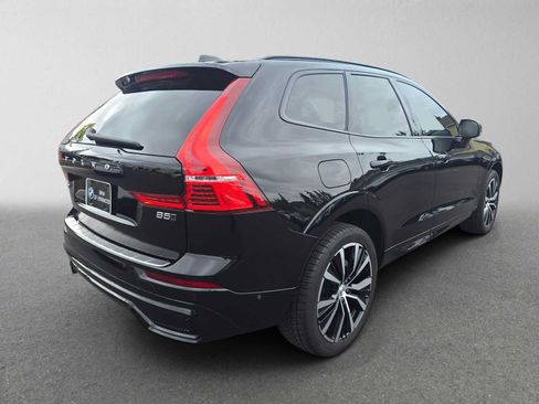 Used 2023 Volvo XC60 B5 Plus w/ Climate Package AWD/4WD image 3