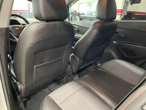Used 2017 Chevrolet Trax LT w/ LT Convenience Package FWD image 19