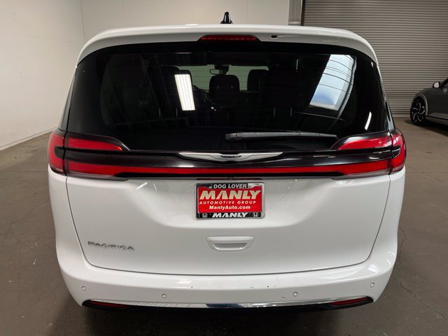 Used 2024 Chrysler Pacifica Touring-L FWD image 4
