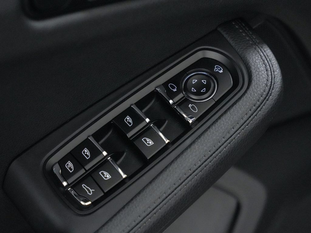 Used 2023 Porsche Macan S AWD/4WD image 33