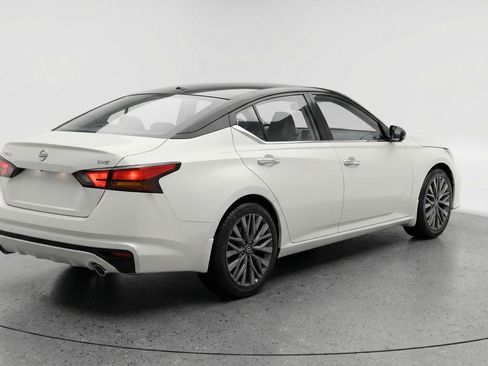 Used 2025 Nissan Altima 2.5 SV image 9