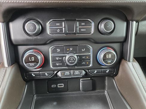 Used 2023 Chevrolet Suburban Z71 w/ Luxury Package AWD/4WD image 14