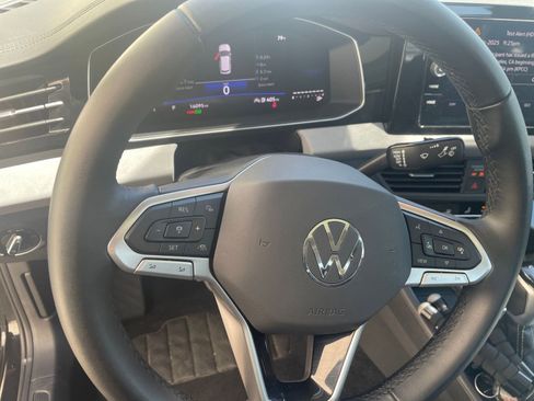 Used 2025 Volkswagen Jetta SE image 28